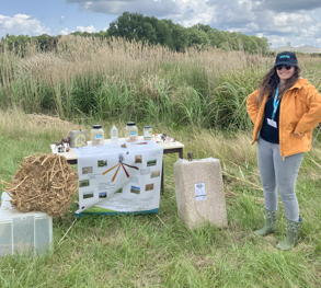 Séverine présentant la collection de Miscanthus pendant les portes-ouvertes de l'Agriculture 2025
