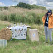 Séverine présentant la collection de Miscanthus pendant les portes-ouvertes de l'Agriculture 2025